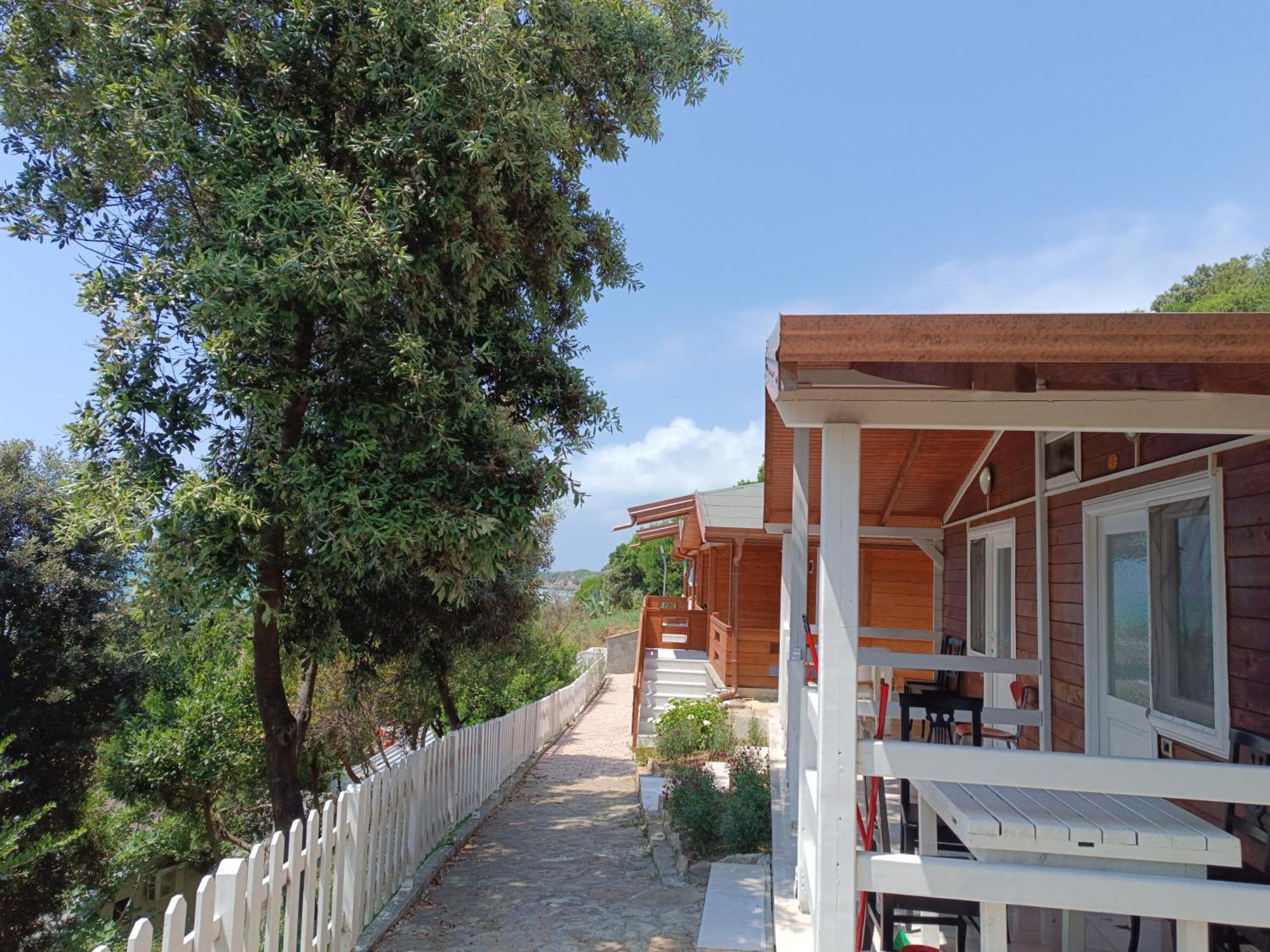 Plazhi Gjeneralit - Small Cabins - Bungalows - Apartaments - Villas - Suite Kavaje Exterior photo