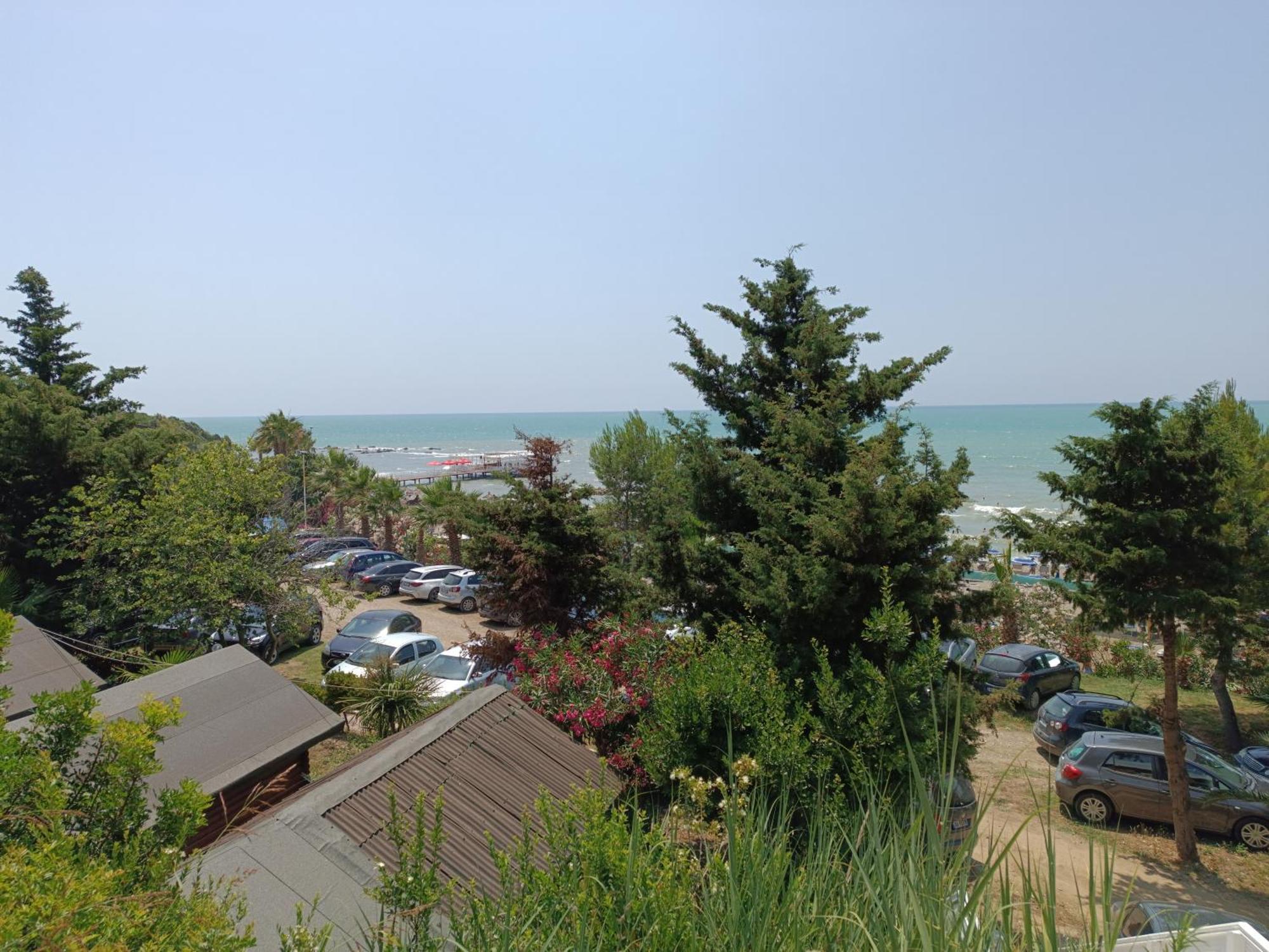 Plazhi Gjeneralit - Small Cabins - Bungalows - Apartaments - Villas - Suite Kavaje Exterior photo